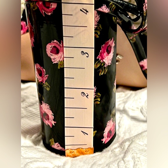 ‼️SOLD ‼️Prada Floral-Print Patent Leather NWT
Size 38:5🌹 - Picture 10 of 12
